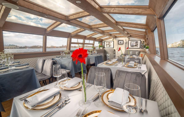 Теплоход с панорамной крышей