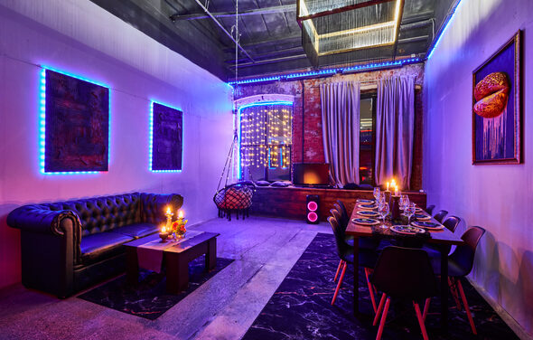 Двухуровневый лофт с неоном