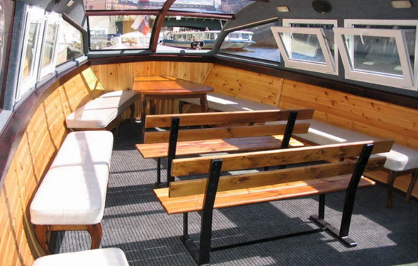 Небольшой прогулочный теплоход