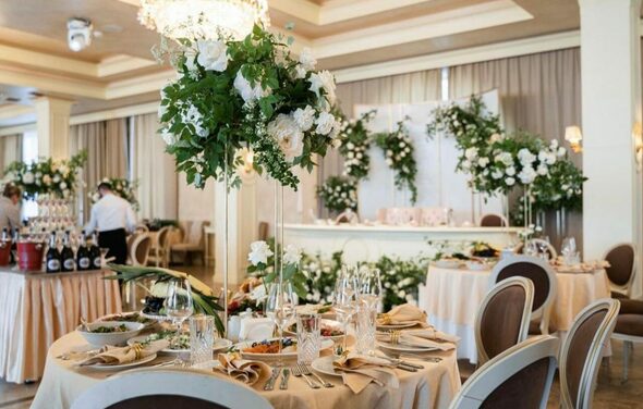 Светлый банкетный зал с колоннами