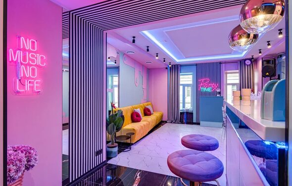 Лофт с барной стойкой в розовых тонах