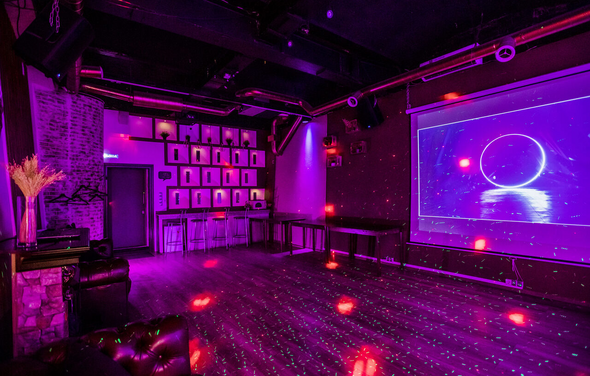 Стильный лофт с большим экраном и лазерной анимацией 
