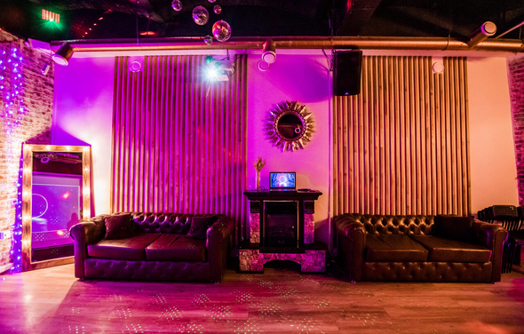 Стильный лофт с большим экраном и лазерной анимацией 