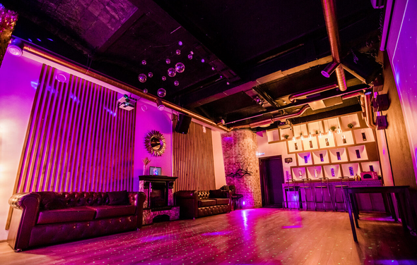Стильный лофт с большим экраном и лазерной анимацией 