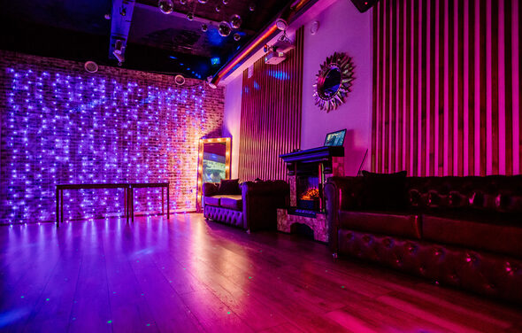 Стильный лофт с большим экраном и лазерной анимацией 