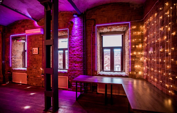 Кирпичный лофт с неонами и сценой