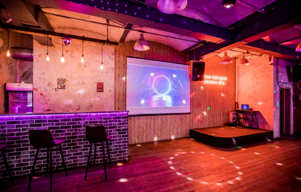 Кирпичный лофт с неонами и сценой