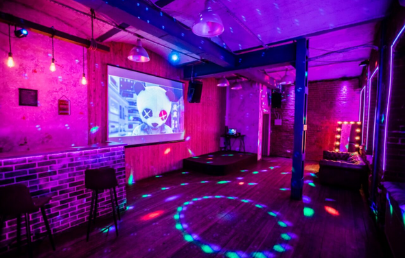 Кирпичный лофт с неонами и сценой
