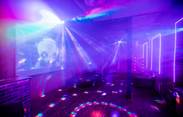 Кирпичный лофт с неонами и сценой