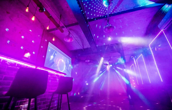 Кирпичный лофт с неонами и сценой