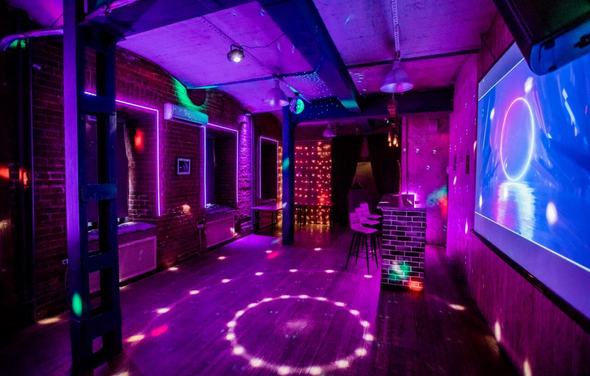 Кирпичный лофт с неонами и сценой