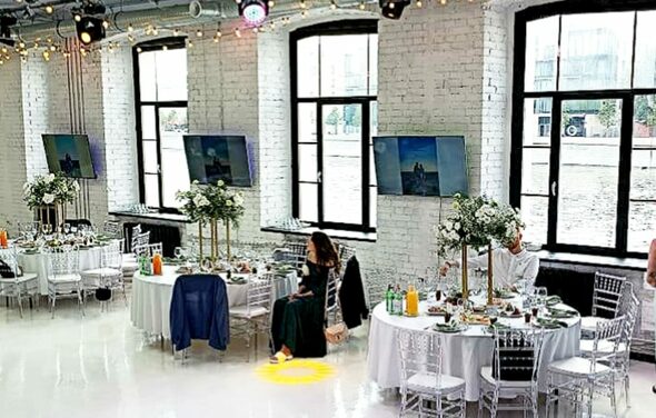 Event Hall. Банкетный зал с большими окнами