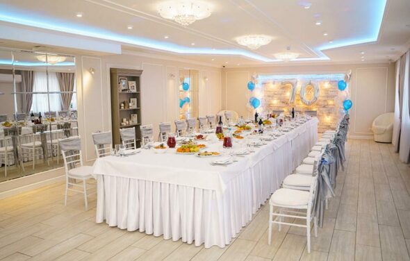 Фламбе. Белый неоновый банкетный зал