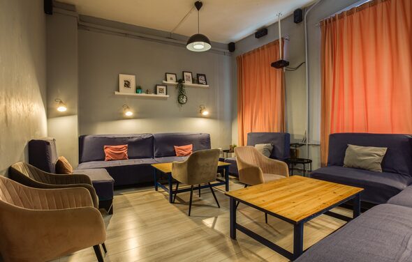 Уютный кинозал в антикафе