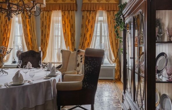 Гусятникоff. Банкетный зал с мозаичным паркетом 18 века