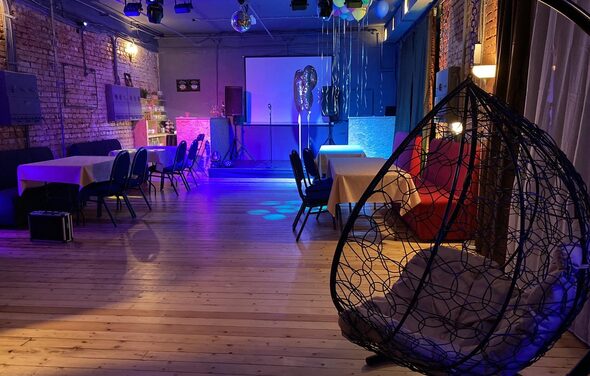 Status Loft. Лофт со сценой и караоке. Типичный Питер