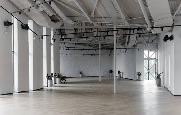 Выставка. Просторный лофт в светлых тонах