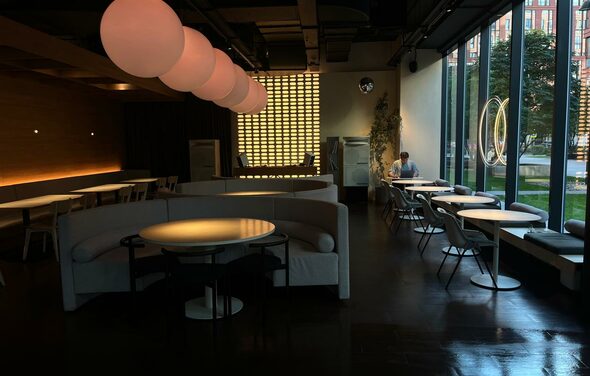 Пространство для мероприятий с панорамными окнами