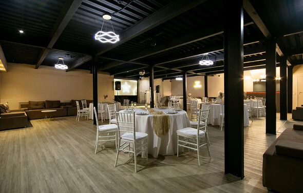 Moment(Момент). Просторный зал со светомузыкой и караоке