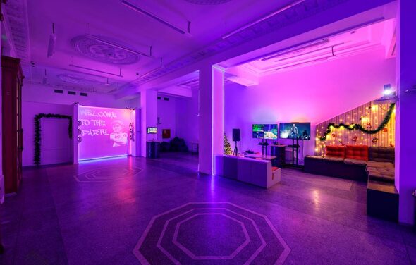 Лофт Энгейдж. Просторный зал с неоном