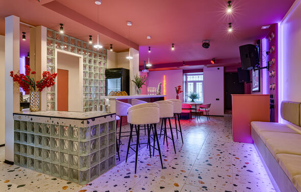 Лофт МОЙ ПЕРВЫЙ. Стильный зал с неоном