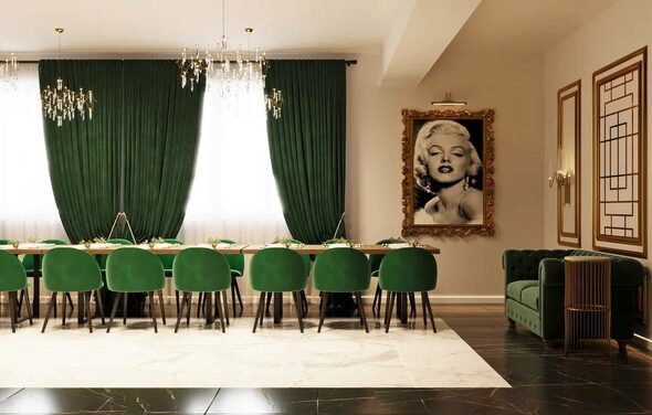 Голливуд. Элегантный лофт в зелено-бежевых оттенках. Просторное помещение с длинным обеденным столом и зелеными стульями. Зеленые шторы закрывают окна. На стене черно-белый портрет в золотой раме. Потолочные люстры, темный и светлый пол, большие зеркала, зеленый диван.