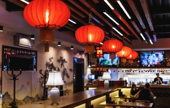Ресторан J.Z.Peking Duck (J.Z. Утка по-пекински) . Ресторанное пространство с длинным баром, отделанным древесиной, украшенным белыми лампами и красными китайскими фонарями. Стены декоративно расписаны, открыт доступ к стойке бара с узорами и бутылками. Подвесной декор на потолке.