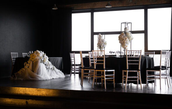 Стильный панорамный лофт на Петроградке. Фуршетные высокие столы