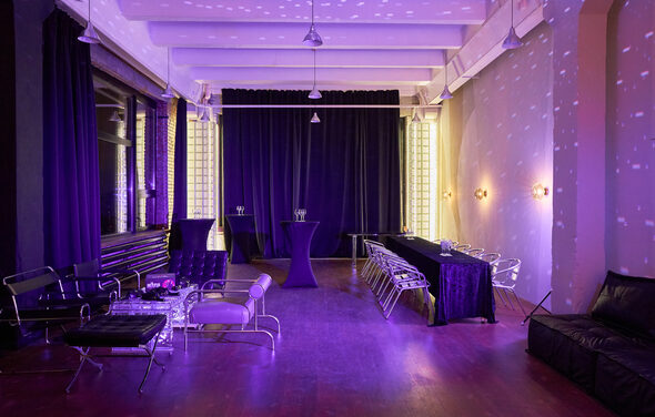 Большой стильный лофт с панорамными окнами