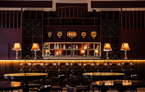 Концертный зал со сценой, звуком и светом