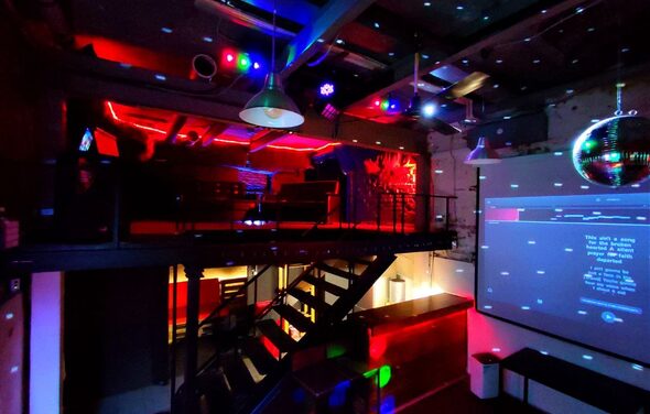 Soul Loft . Затемнённая комната лофта, много людей в кадре проводят фуршетное мероприятие, беря еду с объединённых столов. Несколько людей на кадре танцуют