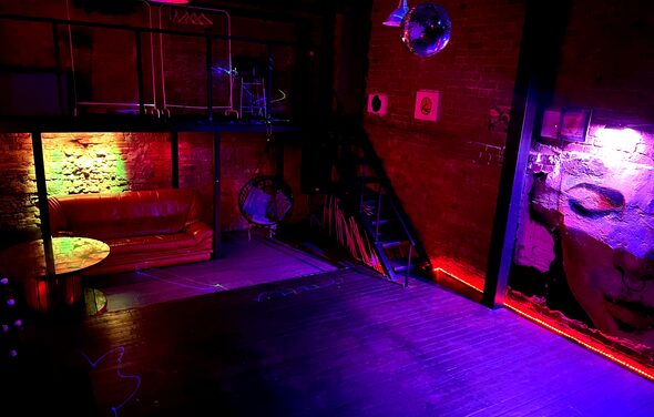 Soul Loft . Отдельная комната в лофте с принадлежностями для кальянов, на стене висят виниловые пластинки, на другой стене красками изображён мужчина