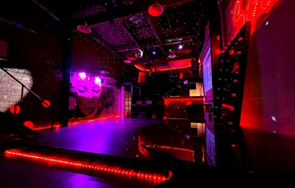 Soul Loft . Группы людей позирует на камеру. Они проводят тематическое мероприятие с раскраской лица