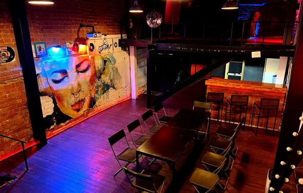 Soul Loft . Люди празднуют день рождения, летит конфетти, все радуются 