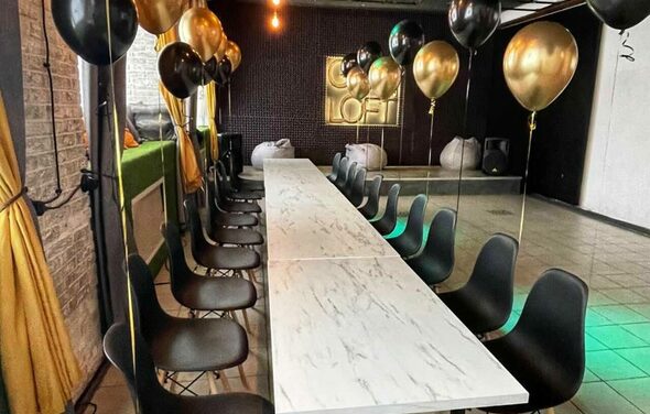 ГазЛОФТ. Лофт со сценой рядом с метро . Совмещённые столы, стулья с прикреплёнными к ним шариками. Сцена с пуфами