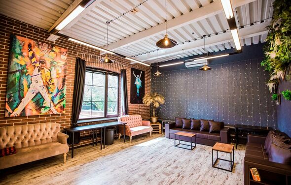 Лофт Комод. Уютный лофт со сценой, караоке и барбекю