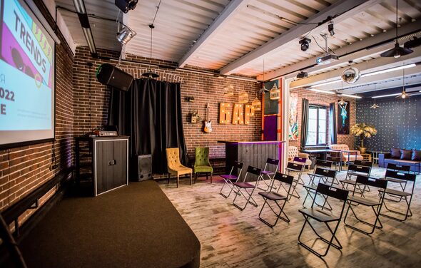 Лофт Комод. Уютный лофт со сценой, караоке и барбекю