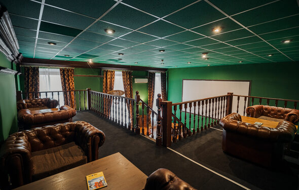 Двухэтажный зал в английском стиле