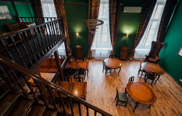 Двухэтажный зал в английском стиле