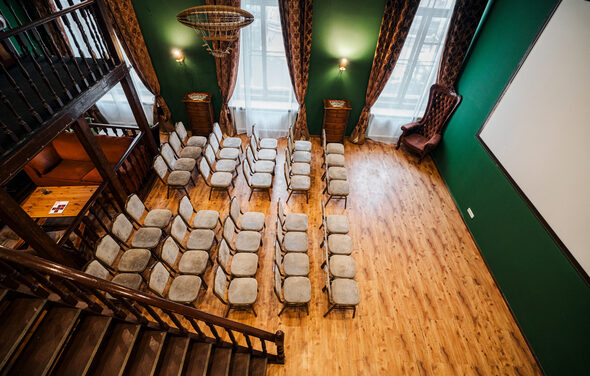 Двухэтажный зал в английском стиле