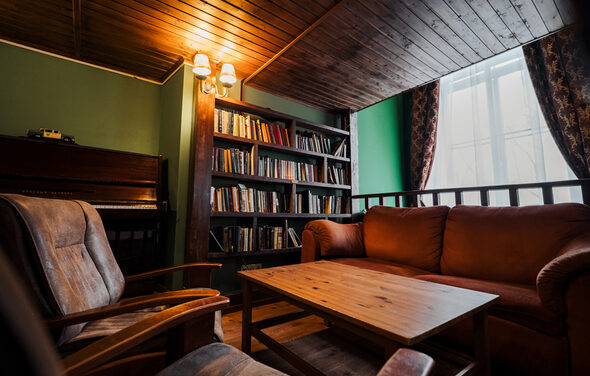 Двухэтажный зал в английском стиле