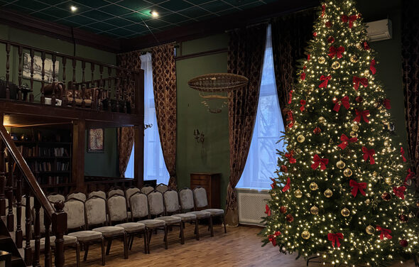 Двухэтажный зал в английском стиле