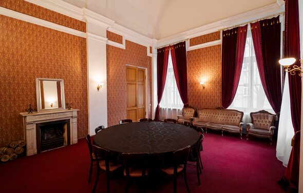 Зал с камином и мебелью в антикварном стиле