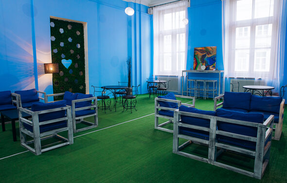 Воздушный и светлый зал в прованском стиле