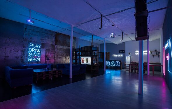 Неоновый зал на Набережной Яузы