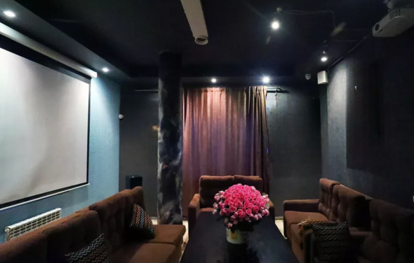 Арт-лофт в темных тонах с большим экраном