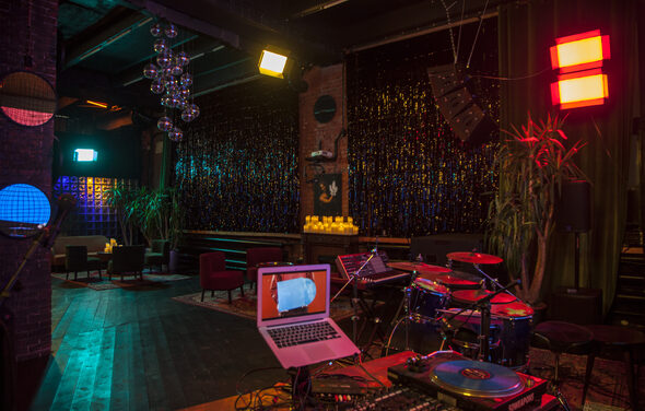 Двухэтажный лофт со студией звукозаписи