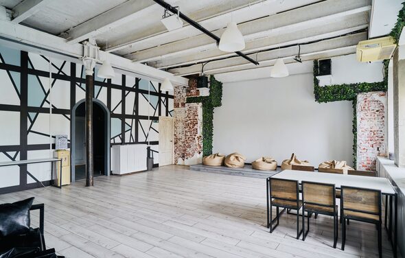 Компас. Белый лофт