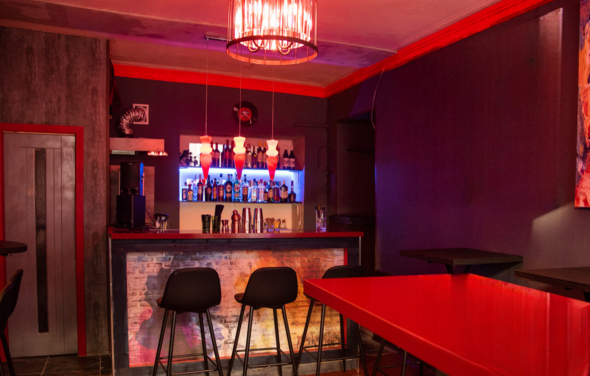 IN100GRAMM. Яркий лофт с барной стойкой и картинами