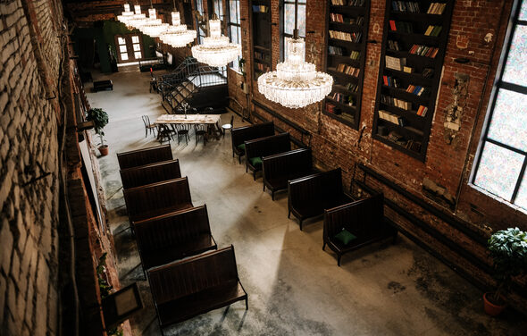 AG Loft. BIBLIOTEKA (АГ Лофт. БИБЛИОТЕКА). Лофт с витражными окнами и высокими потолками